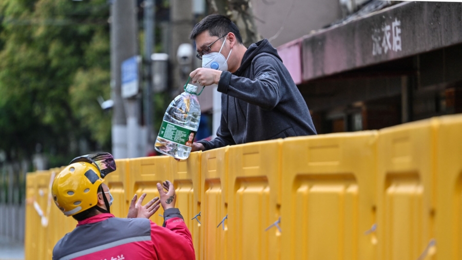 Shanghai Neighborhood Notices Hint at Longer Lockdown