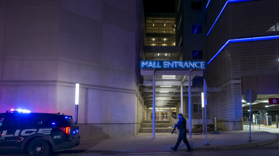 Shooting at Chicago Area Shopping Mall Kills 1, Wounds Teen