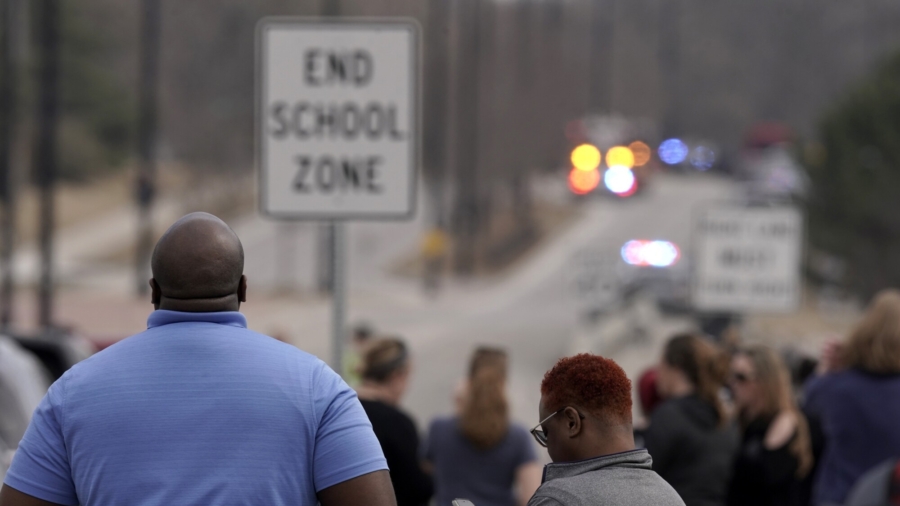 Police: Student Shoots, Wounds 2 at Kansas High School | NTD