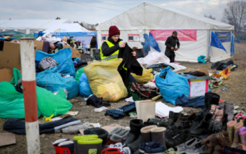 Volunteers Help Ukrainian Refugees in Poland