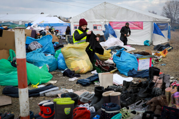 Volunteers Help Ukrainian Refugees in Poland