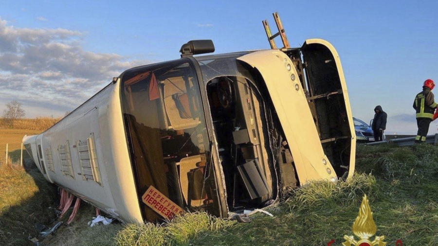 Bus Full of Ukrainian Refugees Overturns in Italy; One Woman Dead