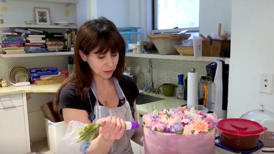 NY Pianist Makes Lifelike Cream Bouquets