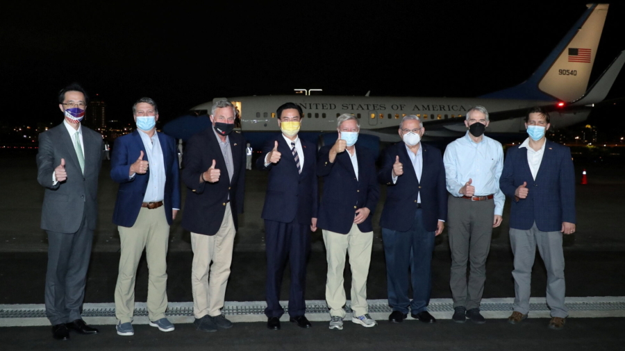 US Lawmakers Pay Surprise Visit to Taiwan
