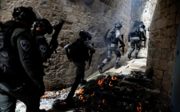 Palestinians Riot at Jerusalem Holy Site