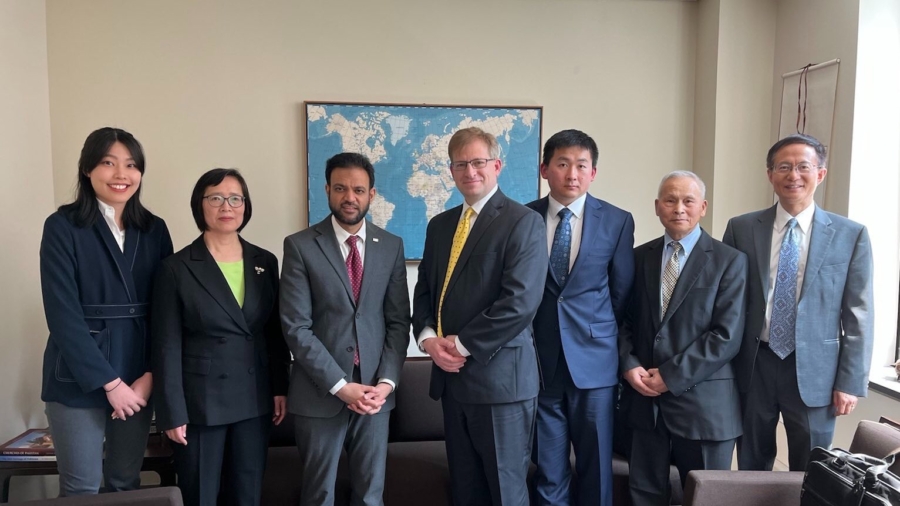 US Religious Freedom Ambassador Meets With Representatives of Religious Group Falun Gong