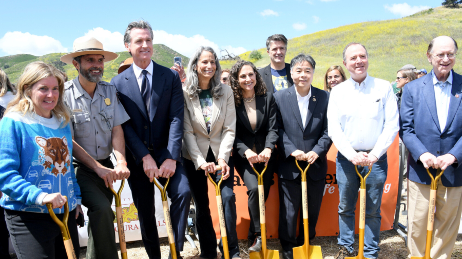 Wildlife Crossing Breaks Ground of US101
