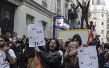 Paris: Students Occupy Sorbonne Over Election