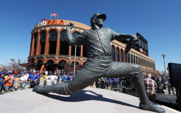 Tom Seaver Statue Unveiled; Mets Win 10–3