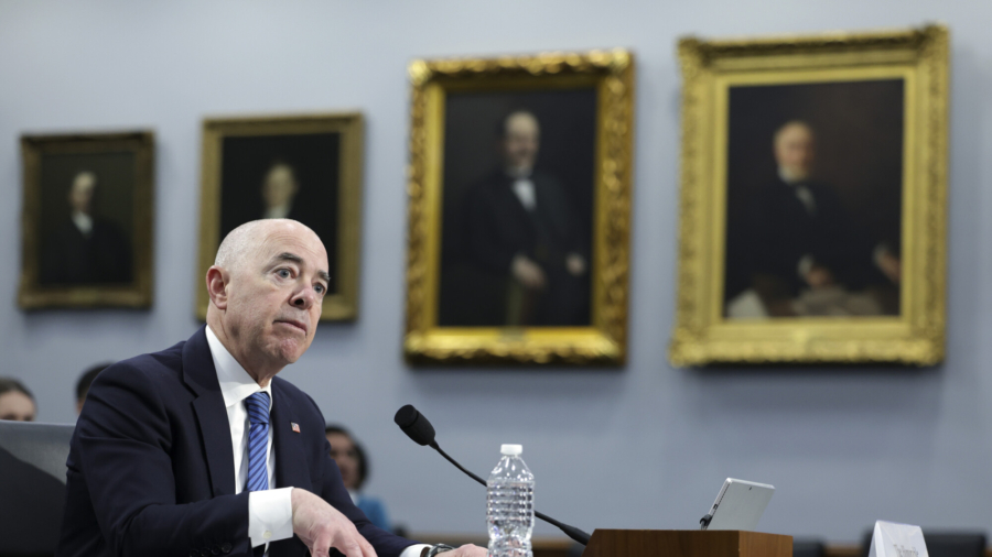 Congress Questions DHS on Border Surge