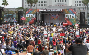 Thousands Protest Vaccine Mandates at Los Angeles Rally