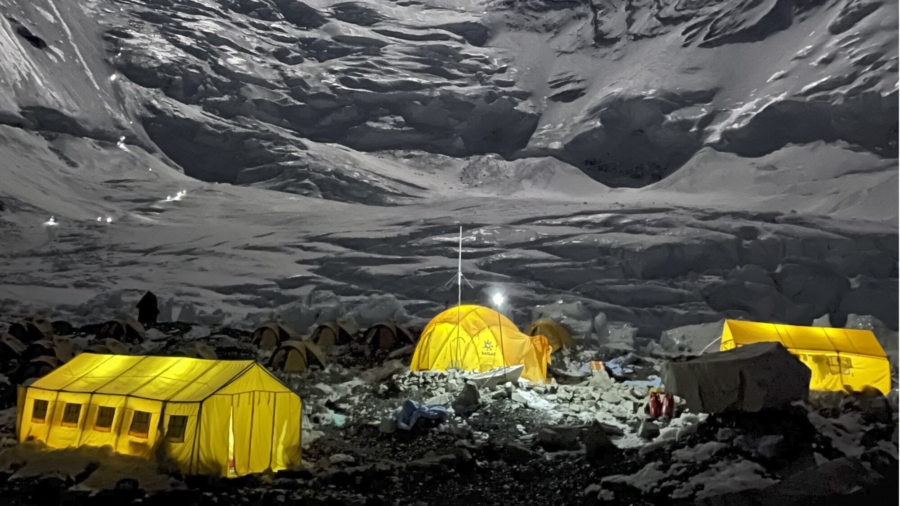 Illinois Teenager Aims to Conquer Mount Everest