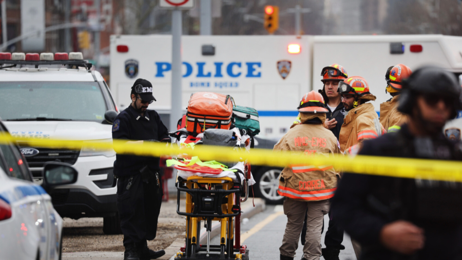 10 Shot in NYC Subway Station, Manhunt Underway | NTD