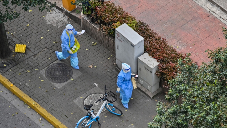 Video: Shanghai Citizens Refuse to Cooperate With Health Workers' Request, Conflict Sparks