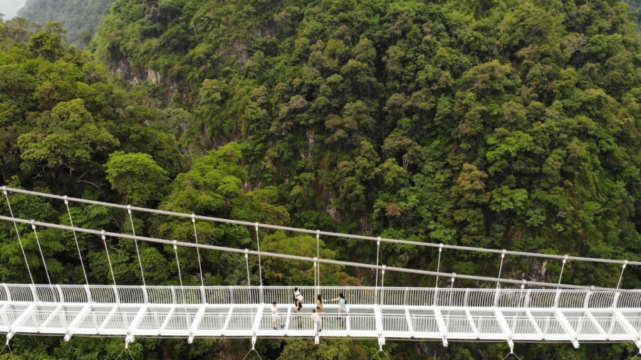 Vietnam’s New Glass Bridge Sets Guinness World Record