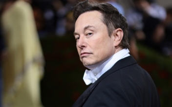 Elon Musk Calling for ‘Hardcore’ Legal Team Made of ‘Streetfighters’