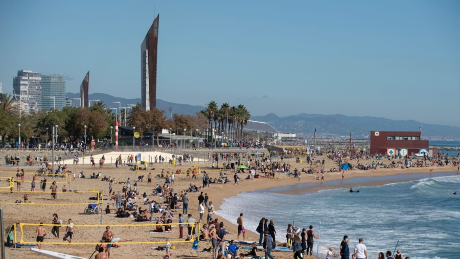 Barcelona Beaches Prep for Summer Smoking Ban