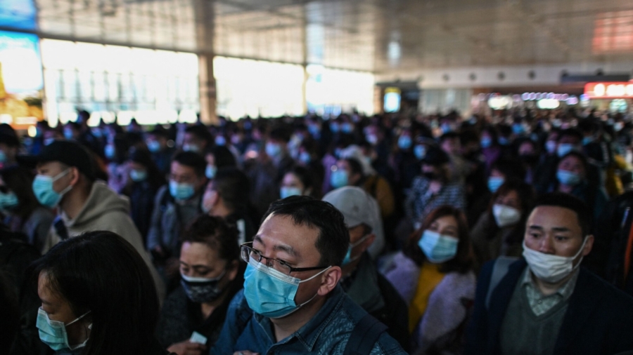 Travelers Pack Shanghai Train Station