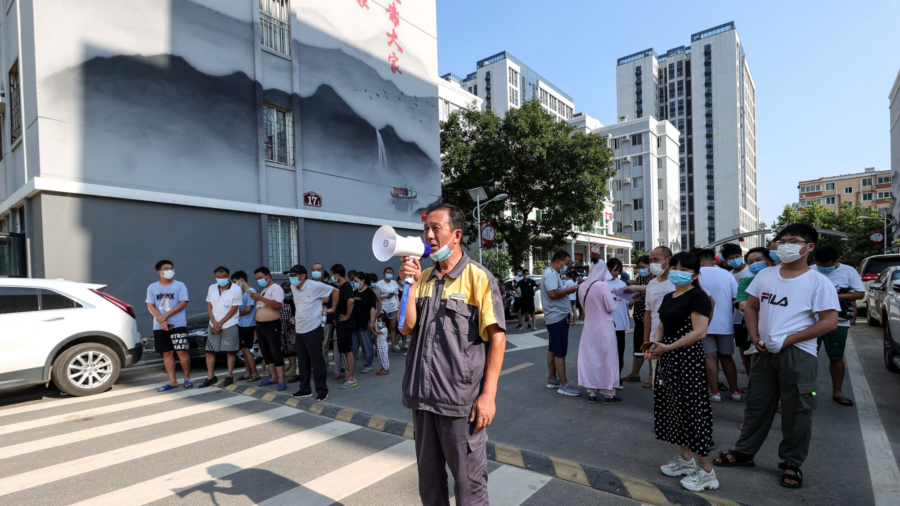 Zhengzhou Ramps Up Virus Rules, Sparks Panic Buying