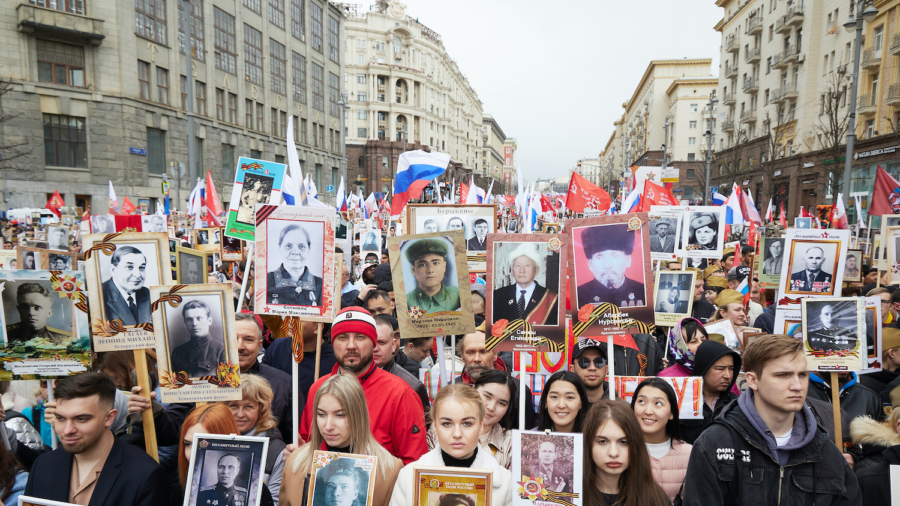 'We Will Not Bow': Russians Mark Victory Day