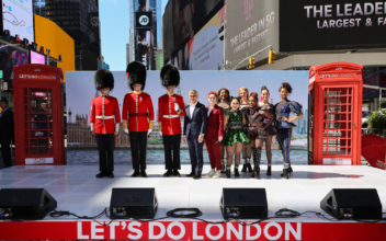 London Mayor Promotes Tourism in Times Square