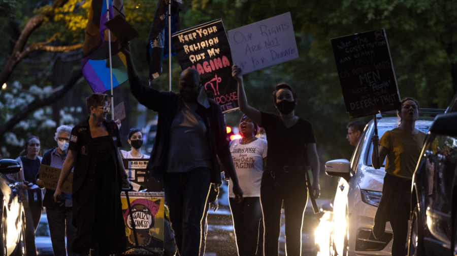 Protests at Justices’ Homes Prompt Backlash