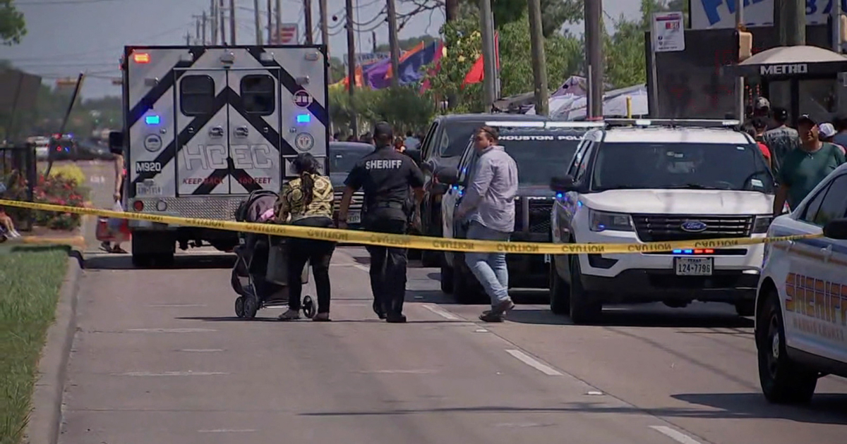 Sheriff 2 Dead, 3 Hospitalized in Houston Flea Market Shooting NTD
