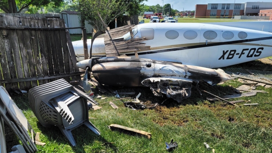 A Small Plane Crashes Into a Backyard in Houston, All 4 People on Board Walk Away