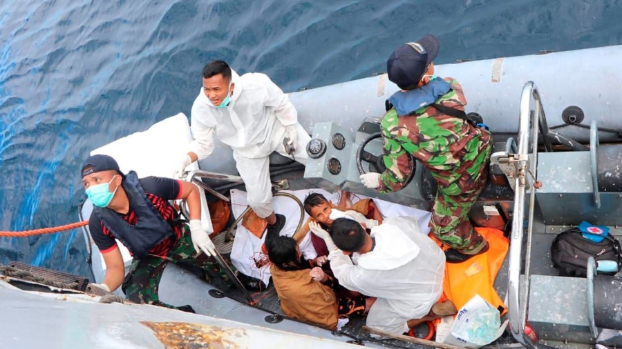 Indonesian Fishermen Rescue 10 More Survivors of Sunken Boat