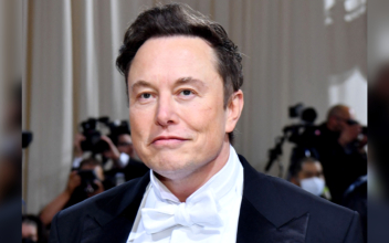 Elon Musk Talks Free Speech, Layoffs, Remote Work in 1st Meeting With Twitter Staff