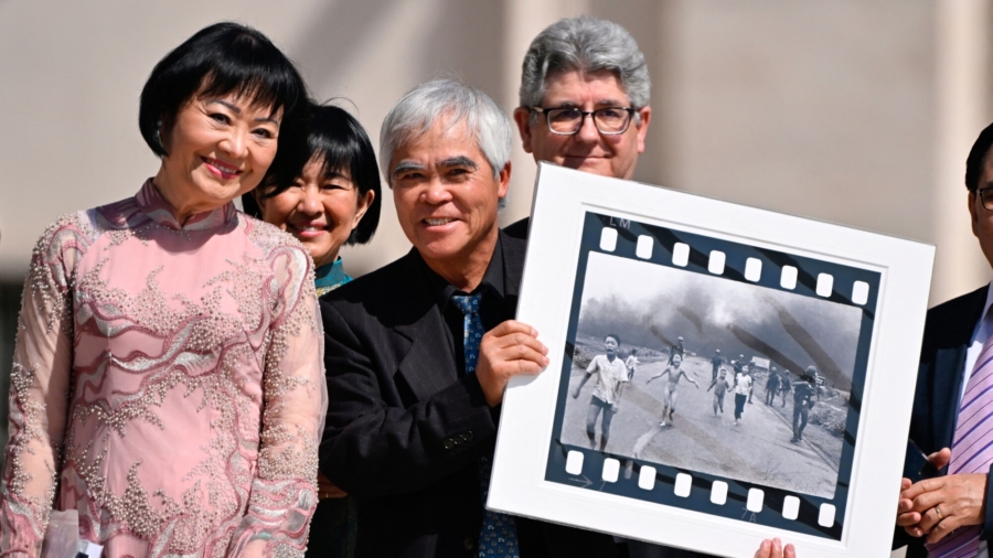 Photographer, 'Napalm Girl' Recall Photo