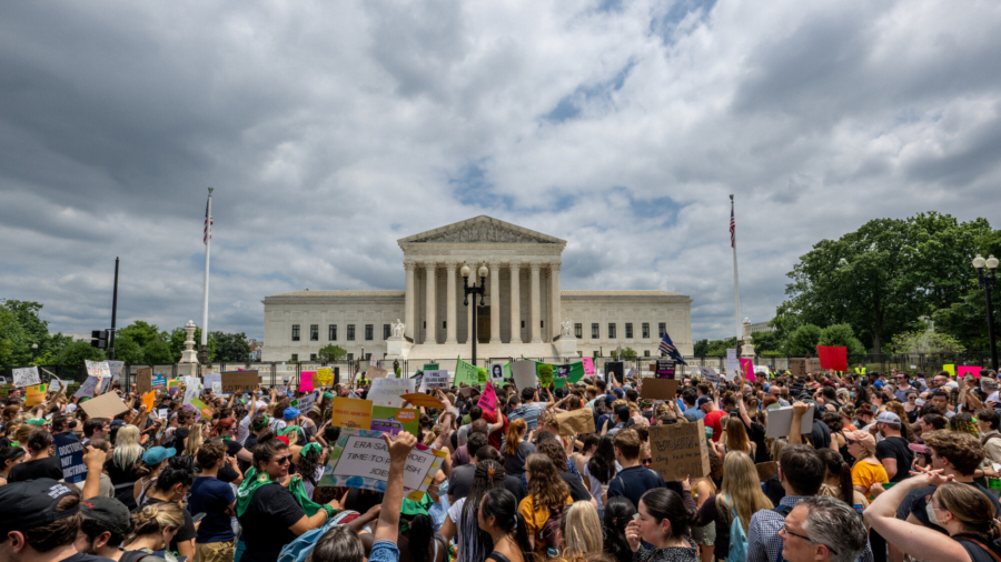 Pro-Life Students Attacked, Silenced More After Roe v. Wade Overturned: Report