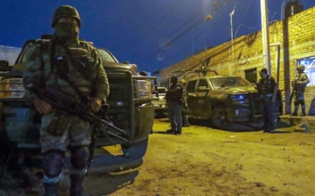 4 Police, up to 8 Suspects Killed in Western Mexico