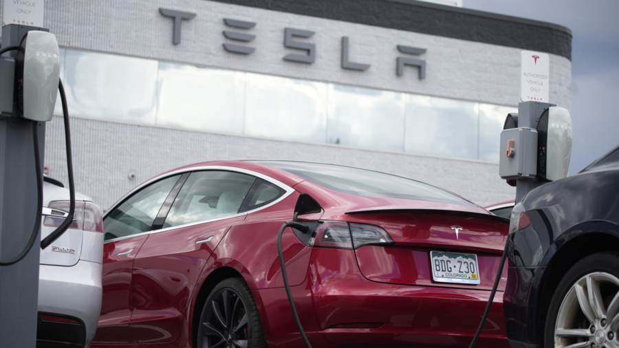 Teslas With Autopilot a Step Closer to Recall After Wrecks