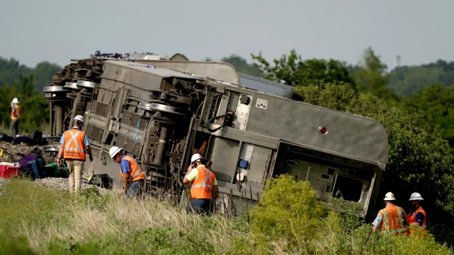 3 Killed, Dozens Injured When Amtrak Train Hits Truck, Derails in Missouri