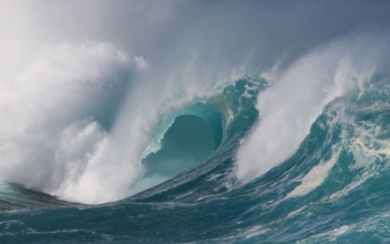 Hawaii Photographer Finds Fine Art in Waves