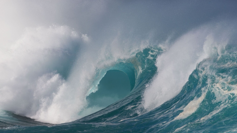 Hawaii Photographer Finds Fine Art in Waves