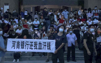 Chinese Bank Depositors Face Police in Angry Protest