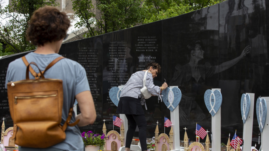 Highland Park Comes Together in Mourning