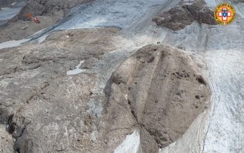 Alpine Glacier Chunk Detaches, Killing at Least 6 Hikers