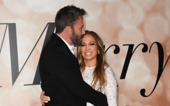 Jennifer Lopez, Ben Affleck Married in Las Vegas Drive-Through