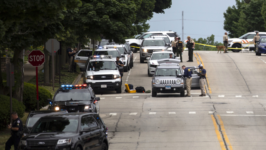 6 Killed, 24 Injured During Mass Shooting at Chicago-Area July 4 Parade