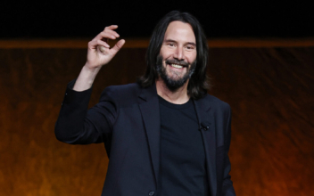 Keanu Reeves Take Time to Answer Young Fan’s Questions After International Flight