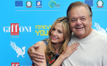 Mira Sorvino Leads an Outpouring of Tributes to Her Late Father Paul