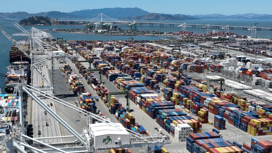 Truckers at Oakland Port Protest Gig Worker Law