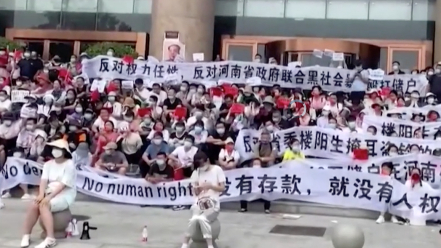 Bank Customers Brutally Beaten in China’s Henan