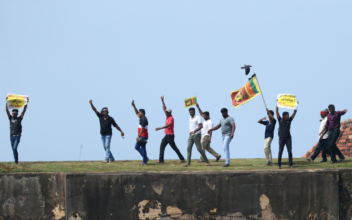 Sri Lankans Storm Presidential Palace