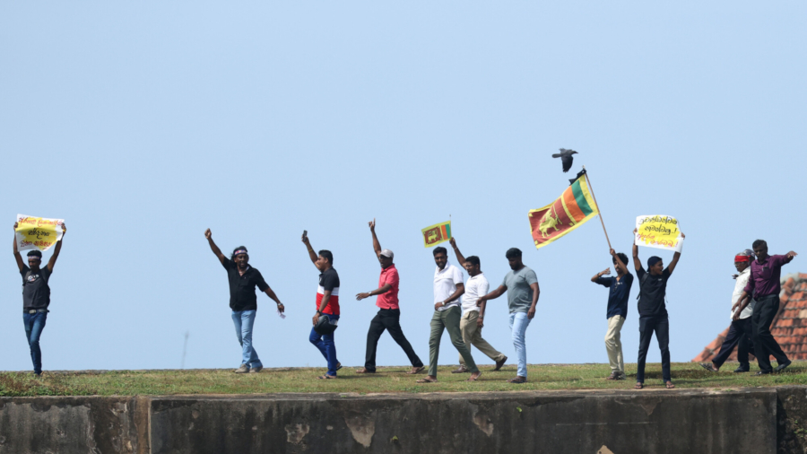 Sri Lankans Storm Presidential Palace