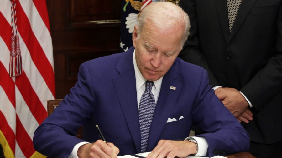 Biden Signs Executive Order on Abortion