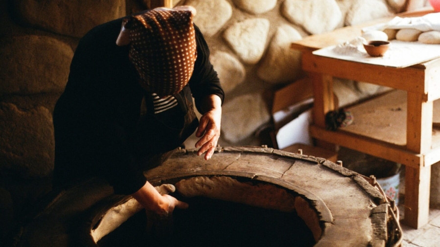 Georgian Shoti Loaf Delights Townsfolk